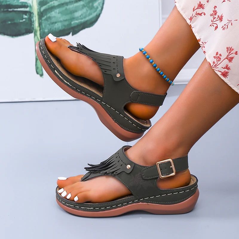Sandales de plage compensées pour femmes, style romain, avec découpes et lanière, parfaites pour l'été et la plage.