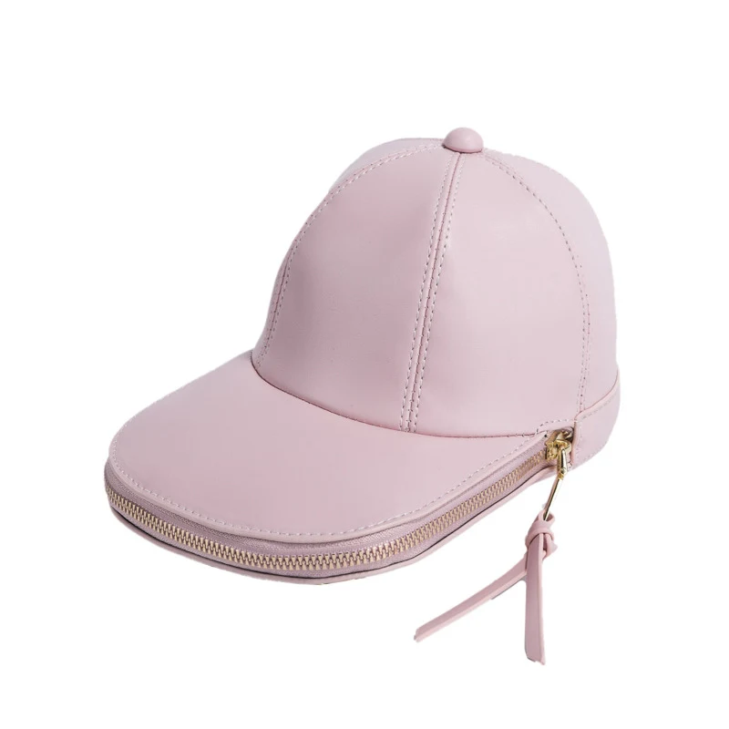 Net Red handtas en baseball pet voor plezier en mode. Een perfecte combinatie voor een stijlvolle look. Ideaal voor dagelijks gebruik.