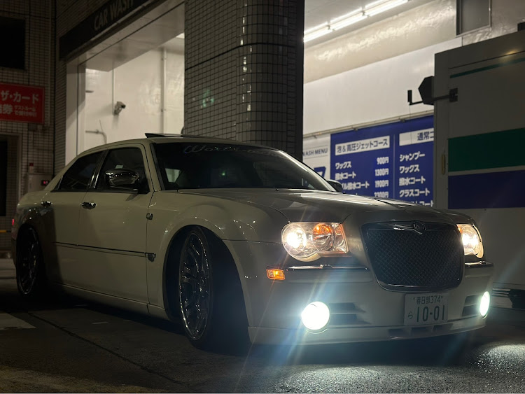 300C セダンのクライスラー300c・6本出しマフラー・高排気量・来年もよろしくお願いします・来年こそは！に関するカスタム事例の投稿画像3枚目