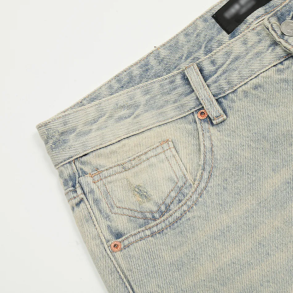 Geel met modder geverfde denim rechte broek voor heren. Unieke uitstraling en comfortabele pasvorm voor een casual en trendy outfit.