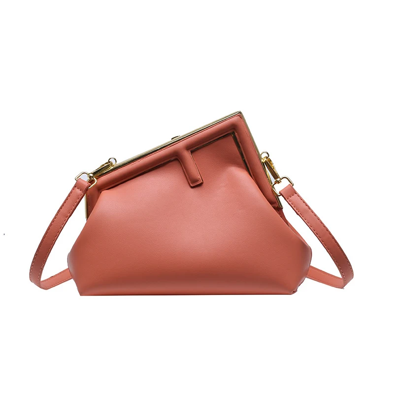 All-match messenger bag with an irregular, niche textured design. A versatile one-shoulder bag perfect for everyday use 