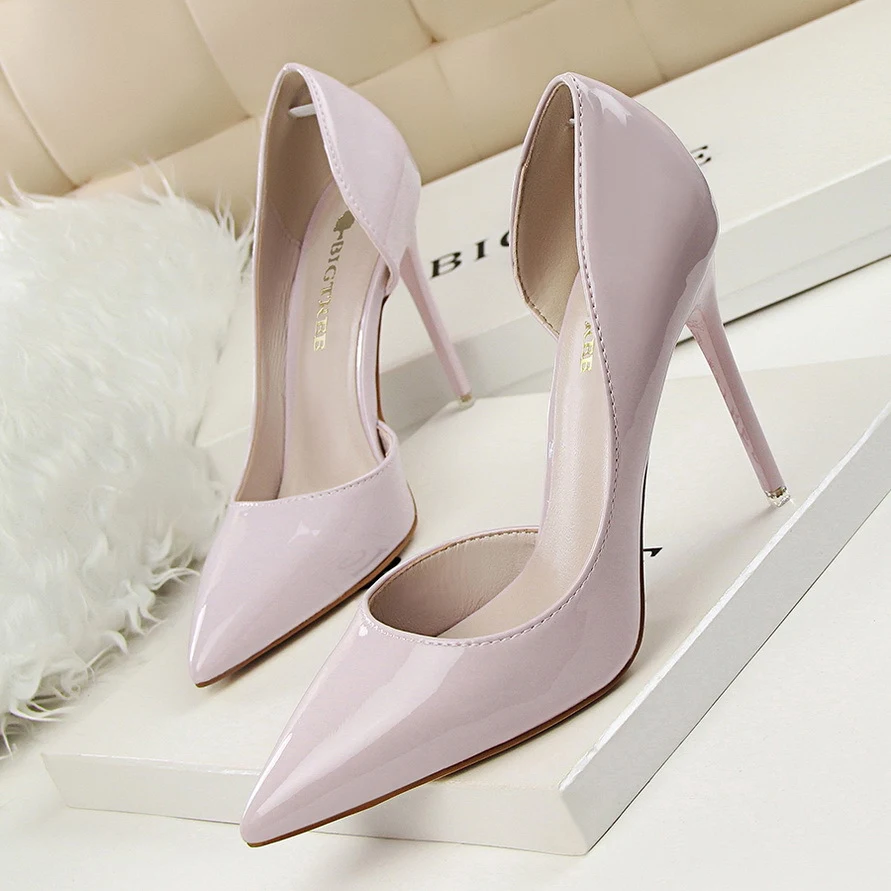 Escarpins stiletto en cuir verni à bout pointu. Des talons hauts pour une allure élégante et féminine, parfaits pour toutes occasions.