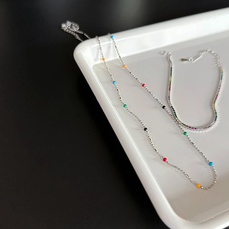 Niche design kleurrijke dunne simpele kralenketting voor vrouwen, een elegant en minimalistisch sieraad voor dagelijks gebruik.
