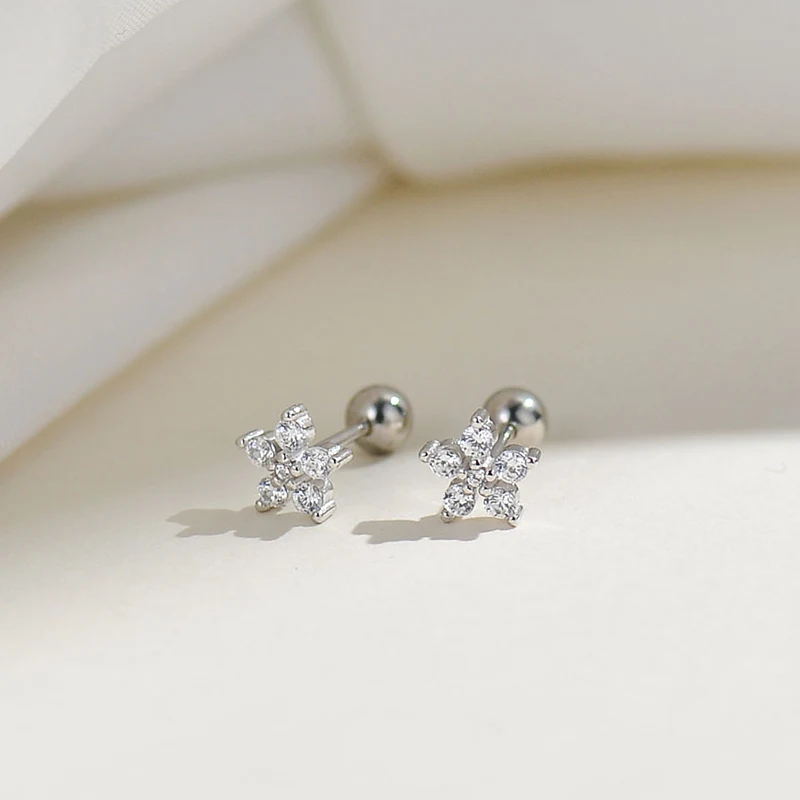 Brincos de prata S925 com design floral e zircônia colorida, inspirados na moda do Japão e Coreia do Sul, para o osso da orelha.