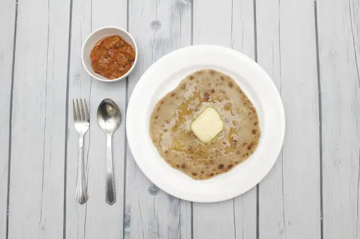 Pyaaz Parantha With Pickle