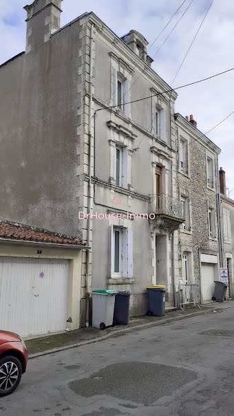 Location  appartement 3 pièces 45 m² à Parthenay (79200), 450 €