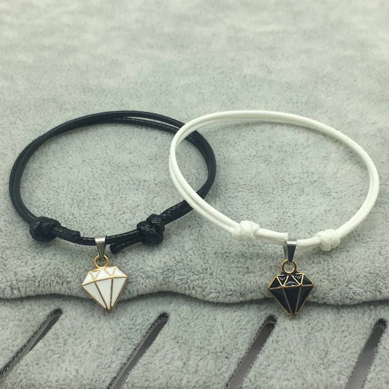 Brazalete de pareja Retro Casual con Diamante Rojo Negro y Cuerda Un regalo perfecto para parejas modernas y con estilo.