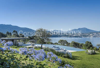 Villa avec piscine en bord de mer 3