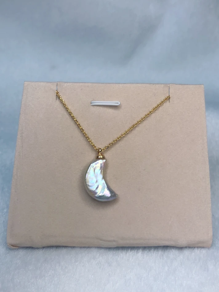 Moon Clover minimalistische hanger met natuurlijke parel. Subtiele elegantie voor dagelijks gebruik. Combineert natuurlijke schoonheid met stijl.