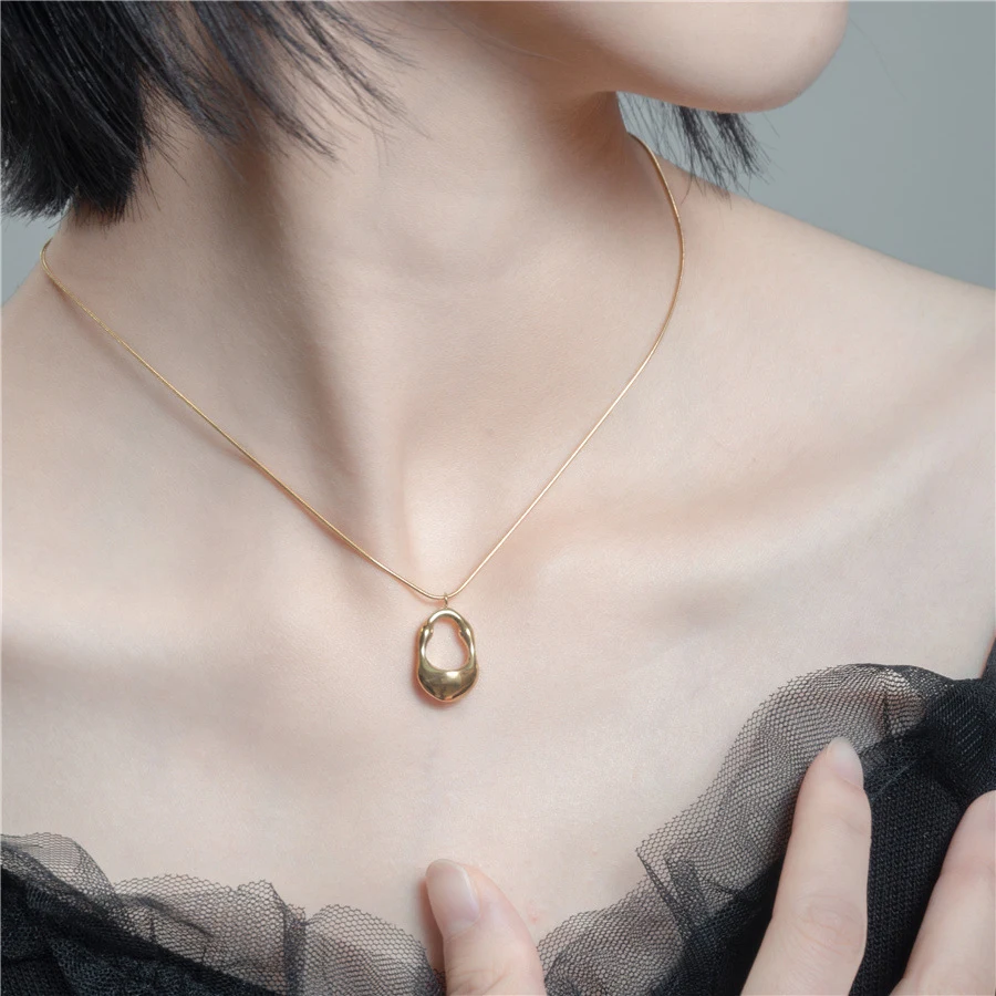 Collana in acciaio inossidabile dorato con ciondolo ovale vuoto e catena dorata, un accessorio elegante per completare il tuo look con stile.