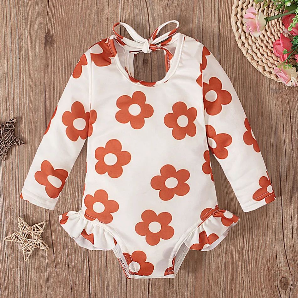 Maillot de bain fille à imprimé graphique, col rond et dos ouvert, parfait pour la plage et la piscine, offre confort et un look tendance.