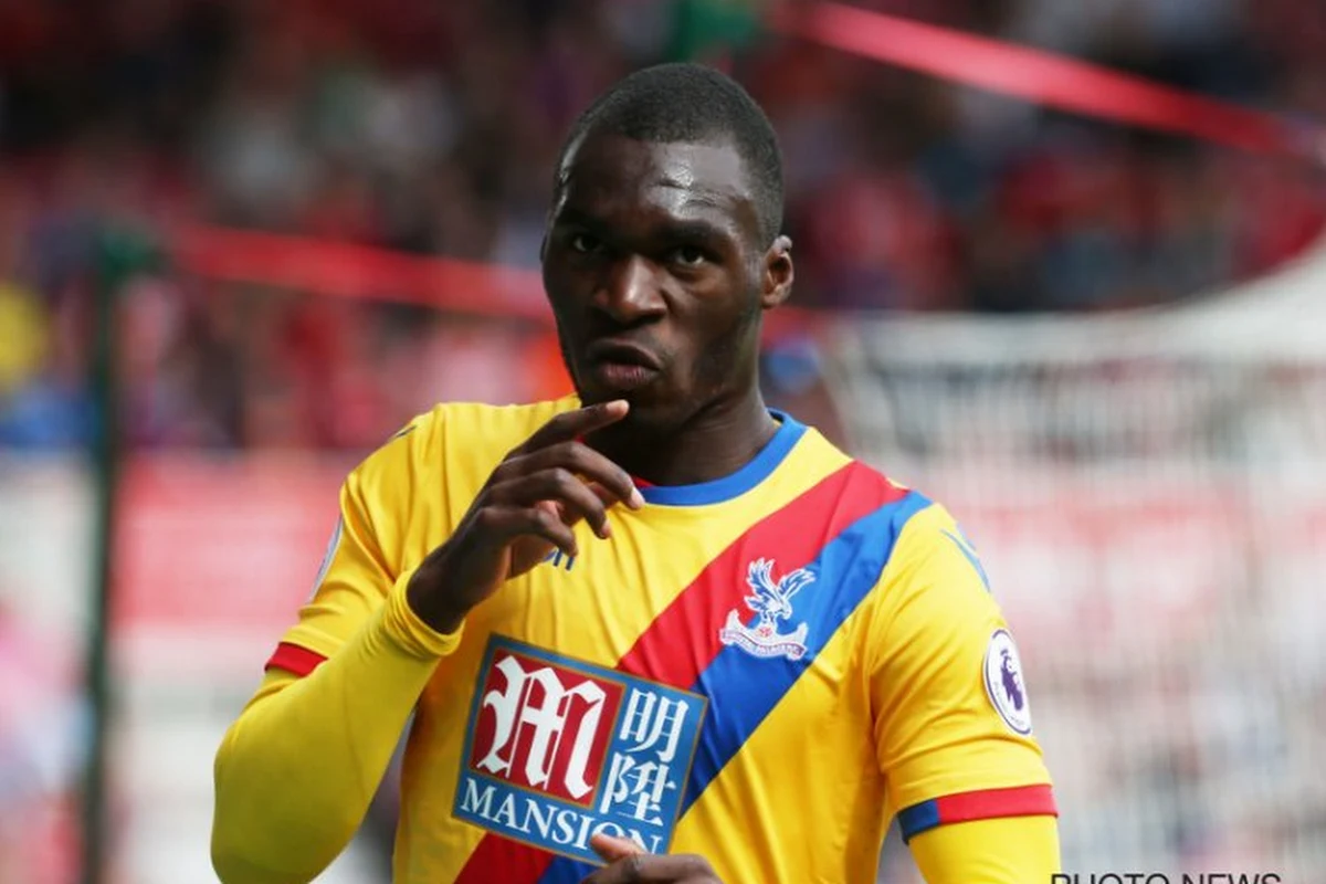 Benteke scoort z'n eerste voor Crystal Palace zoals alleen hij dat kan!