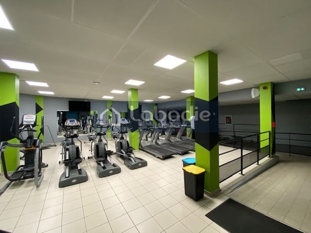 Vente locaux professionnels 7 pièces 740 m² à Vire (14500), 477 500 €