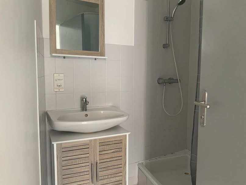 Location  appartement 1 pièce 22 m² à Les Herbiers (85500), 370 €