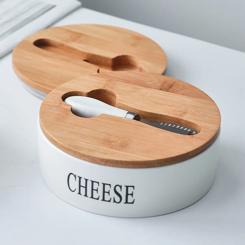 Grote keramische botervloot in Western-stijl met mes. Houdt boter vers en smeerbaar, ideaal voor op tafel.