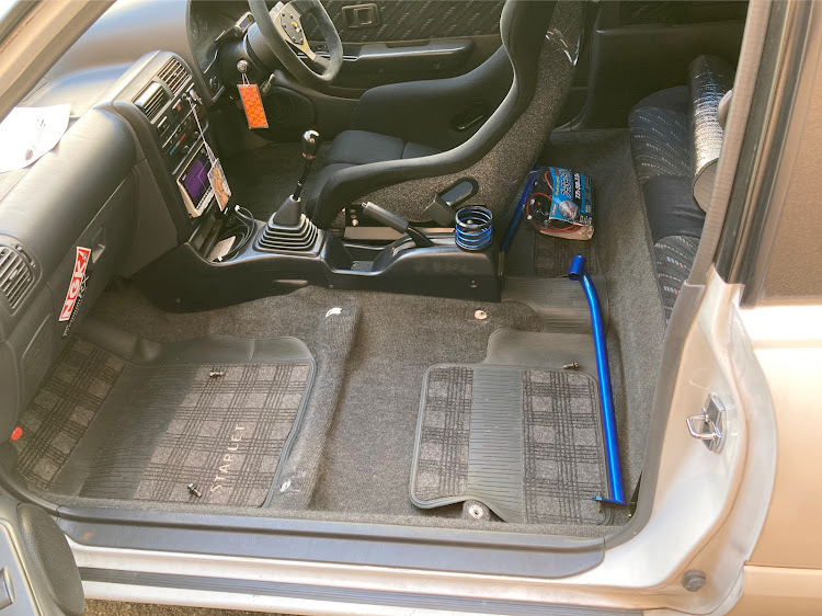 スターレットの車高調整・RECARO SR3 TOMCAT・両席バケット・ちぐはぐ・大阪JDMに関するカスタム事例の投稿画像3枚目