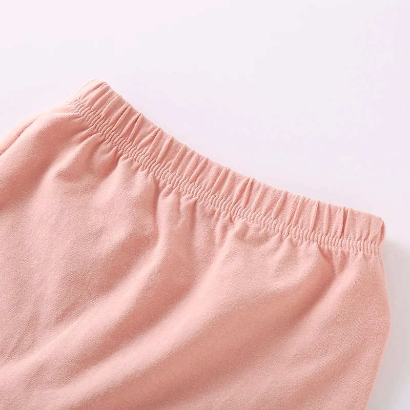 Conjunto bebê menina com jaqueta branca, faixa rosa e calças rosas. Perfeito para um visual moderno e encantador.