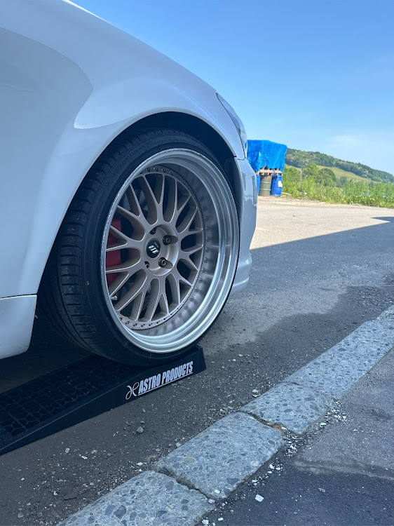 クラウンマジェスタの白セダンしか勝たん・夏至・車高調整・エックスデー・イベント行きたいに関するカスタム事例の投稿画像1枚目