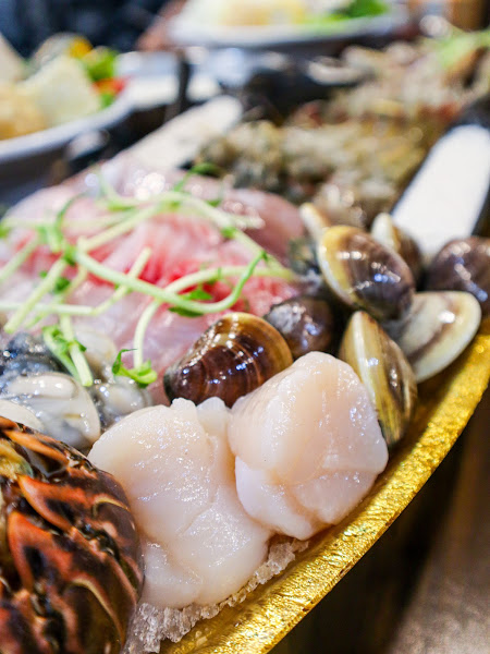 
🍲八方悅鍋物 - 高雄三民店
挺喜歡台灣這種一人一鍋，可以各選各的口味，不用互相遷就來遷就去，那天跟了吳先森全家出門，回家前就去了這裡開吃

🦐大蝦雙人豪華套餐
草蝦、鮮蝦、透抽、鮮蚵、蛤蜊、鯛