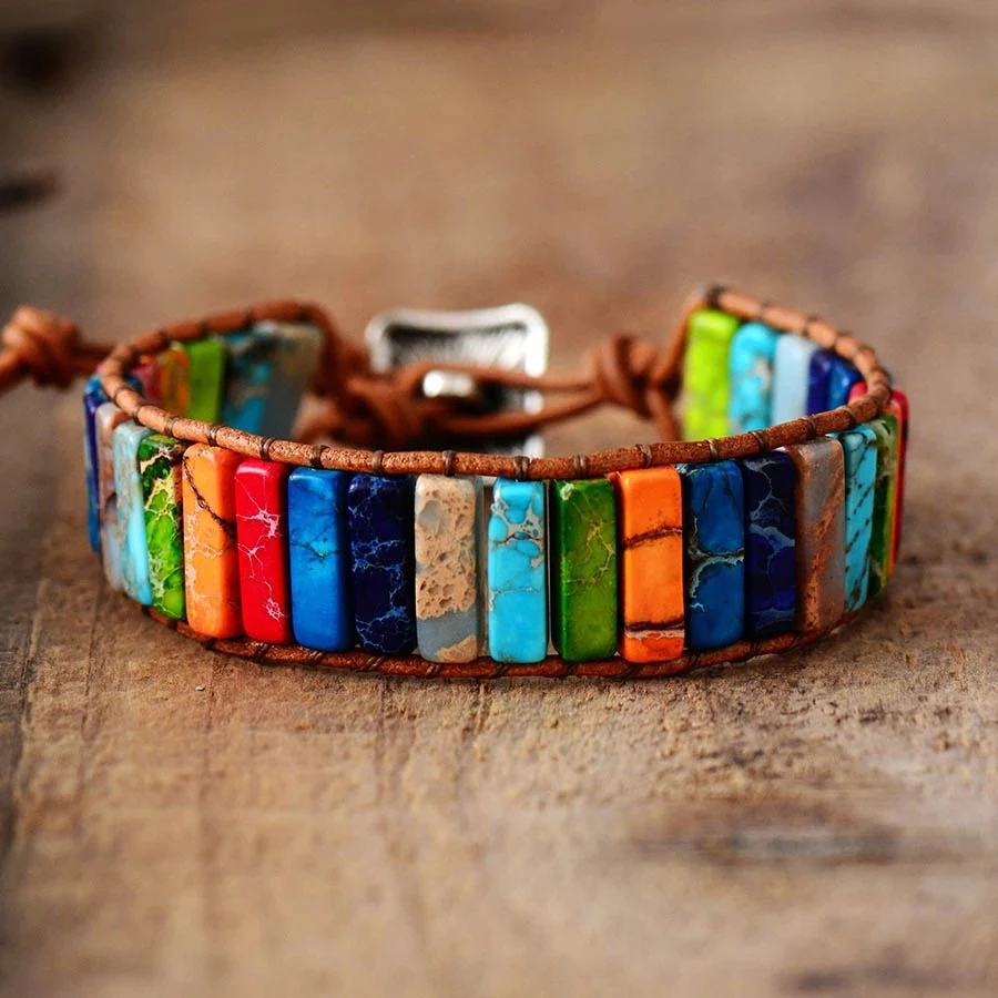 Bracelet rectangulaire en pierre Empereur colorée. Un accessoire vibrant pour votre poignet, ajoutant une touche d'élégance et de couleur à votre style.