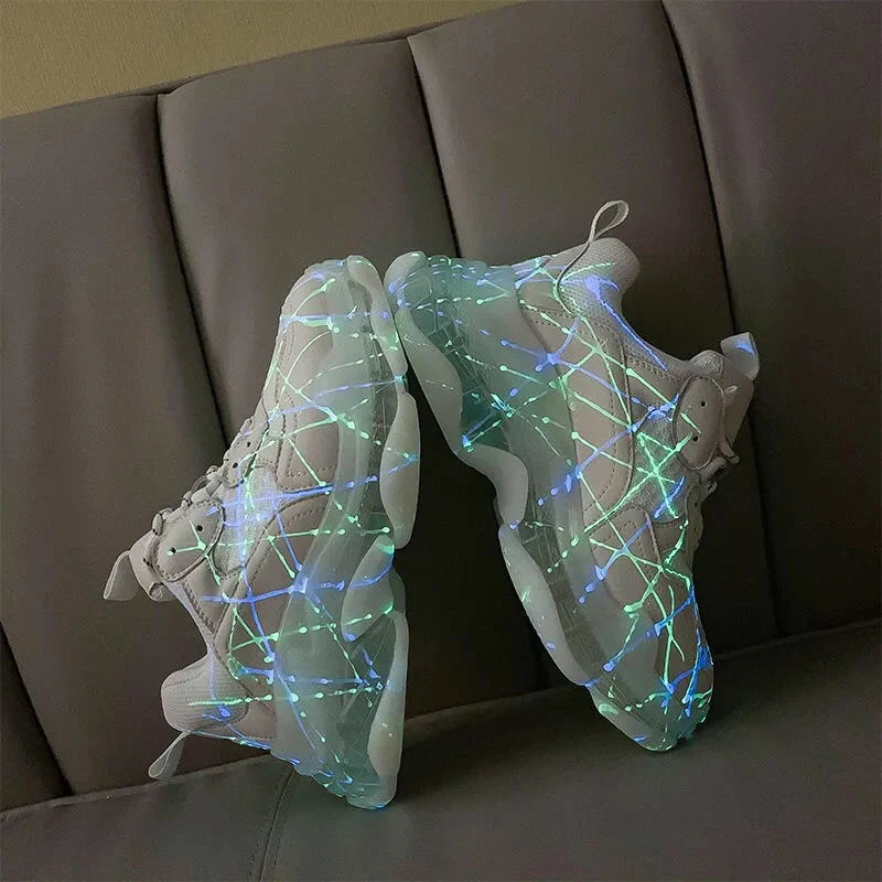 Nuove Sneakers con Plateau in Gel Cristallo per l'Estate Aumentano l'Altezza e Offrono Comfort Perfette per le Giornate Calde.