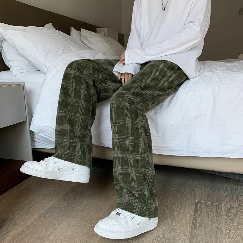 Pantalon en velours côtelé à carreaux pour homme, coupe droite tendance. Un style moderne et confortable pour un look décontracté et stylé.