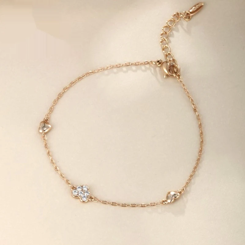 Ženska narukvica u obliku srca sa dijamantima, pozlaćena 18K. Elegantan komad nakita, idealan kao poklon.