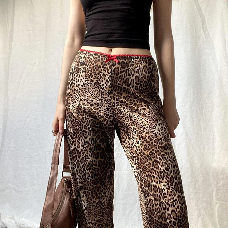 American Vintage pletene pantalone sa leopard printom, udobne i moderne. Idealne za svakodnevno nošenje, za opušten i trendi izgled.