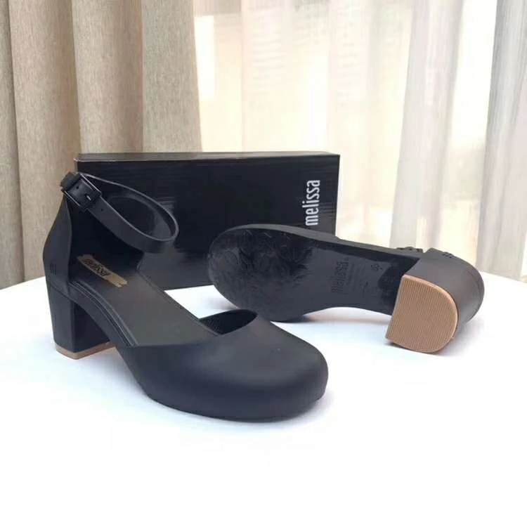 Chaussures jelly femme à talon mi-haut, bout rond et semelle souple, idéales pour un confort optimal et un style tendance.