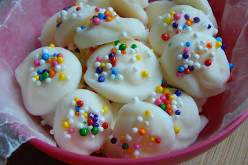 Frozen yogurt buttons