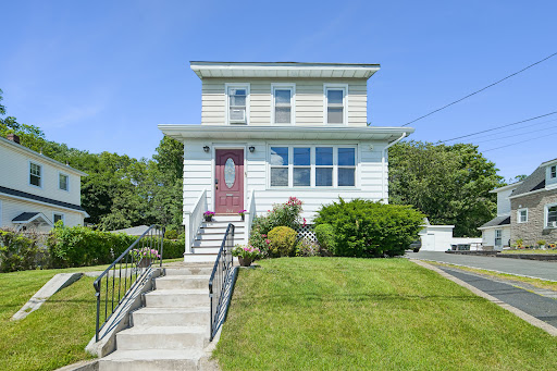 Apartment / penthouse purchase in Clifton (United States) - White house with green lawn
