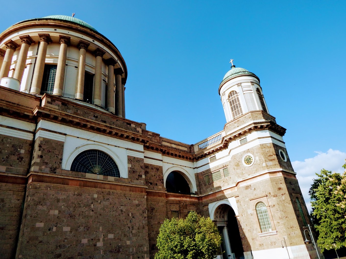 Esztergom - Nagyboldogasszony és Szent Adalbert főszékesegyház (a bazilika kívülről, közelből)