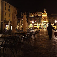 Aveva detto: ci vediamo oggi al caffè di 