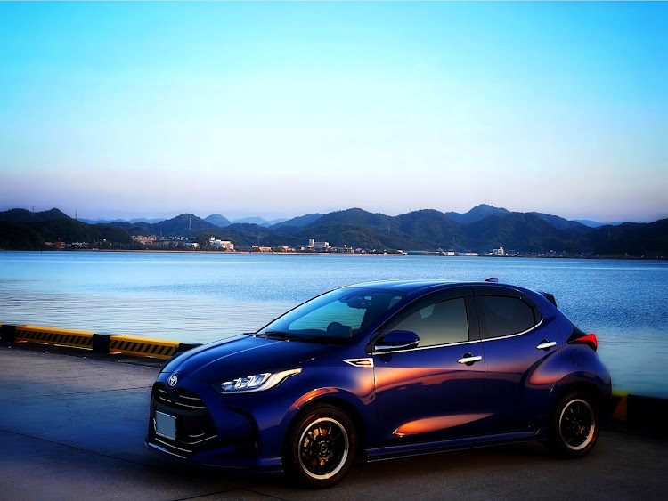 ヤリスのマジックアワーと愛車・スーパームーンと愛車・スーパームーン・秋の気配・マジックアワーに関するカスタム事例の投稿画像1枚目
