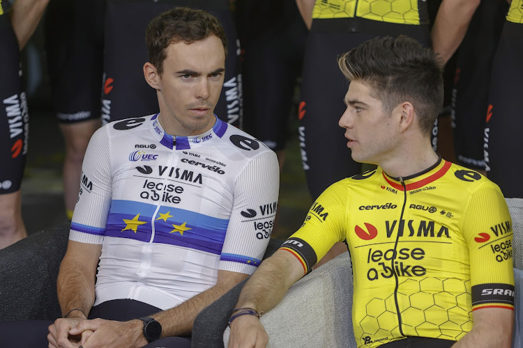 🎥 Wout van Aert schrikt als hij zijn ploegmaat bezig hoort en moet een bekentenis afleggen: "Ik haat het"