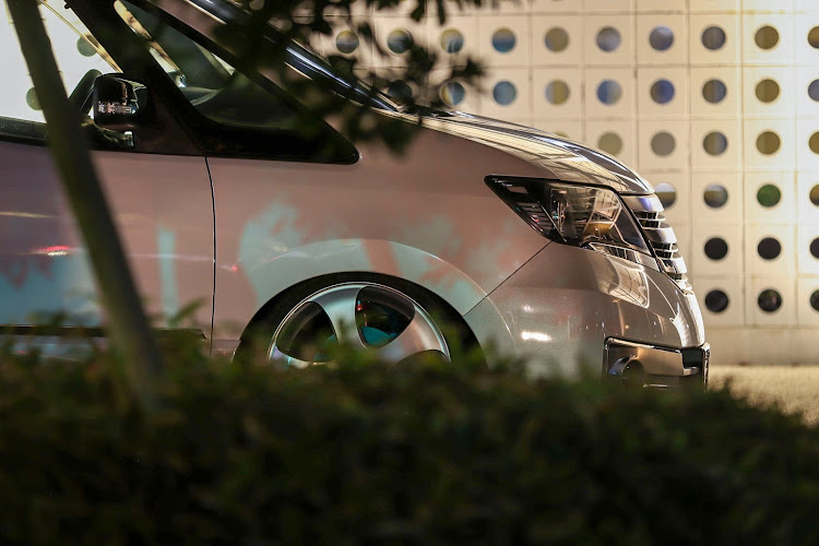 セレナの純ベタ・生脚・撮ってもらう係・車種名エンブレムは無し派に関するカスタム事例の投稿画像1枚目