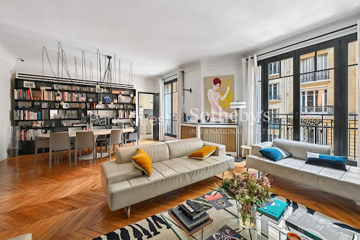 Living room with bookshelf, dining table, sofas in this luxury apartment for sale in Neuilly-sur-Seine ($2,907,957 - 198 m²)