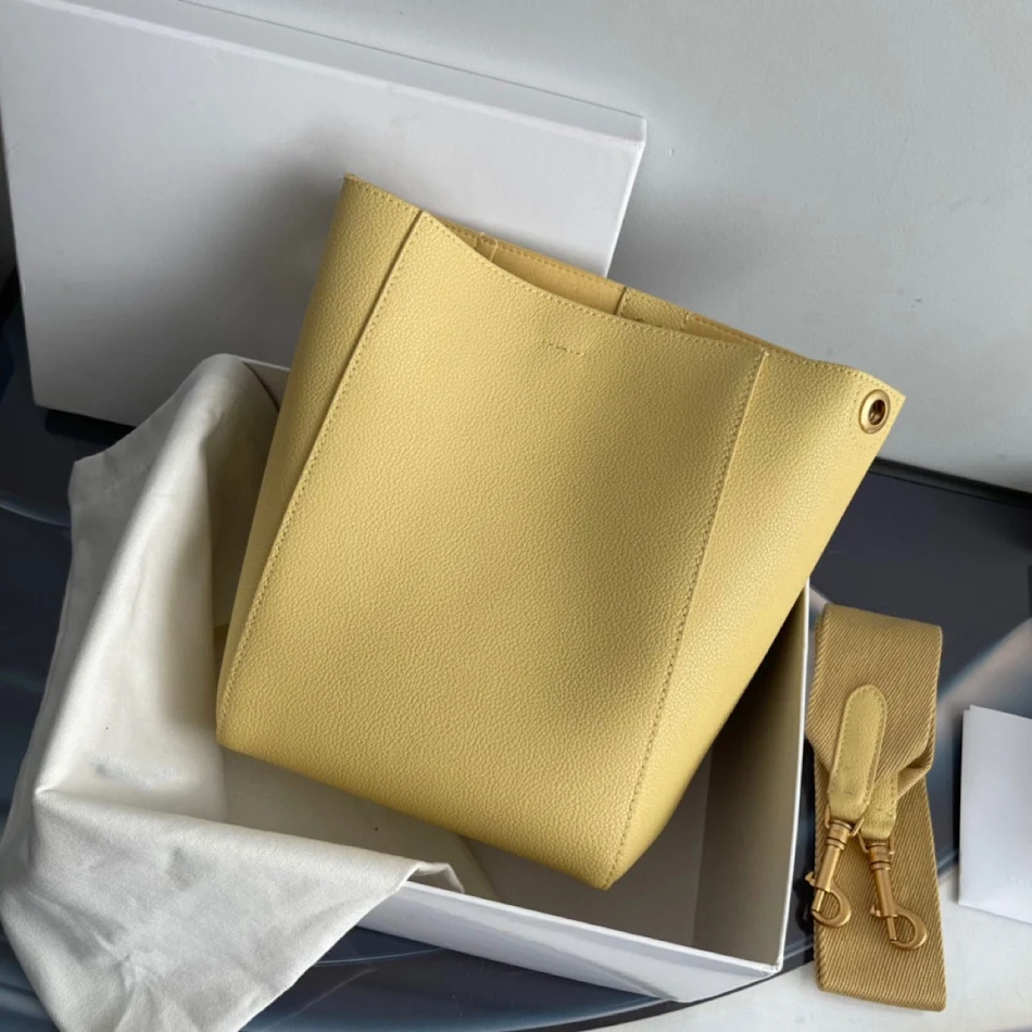 Grand sac à bandoulière en peau de vache, grande capacité, idéal pour transporter tout ce dont vous avez besoin avec style et confort, parfait pour le quotidien.
