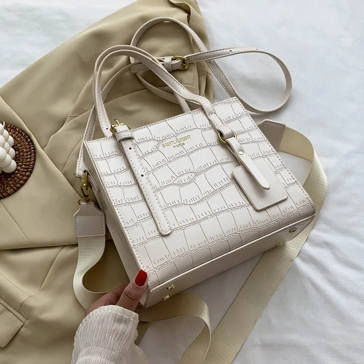 Moderna i svestrana casual One Shoulder Tote torba. Savršena za svakodnevnu upotrebu, elegantna i praktična.