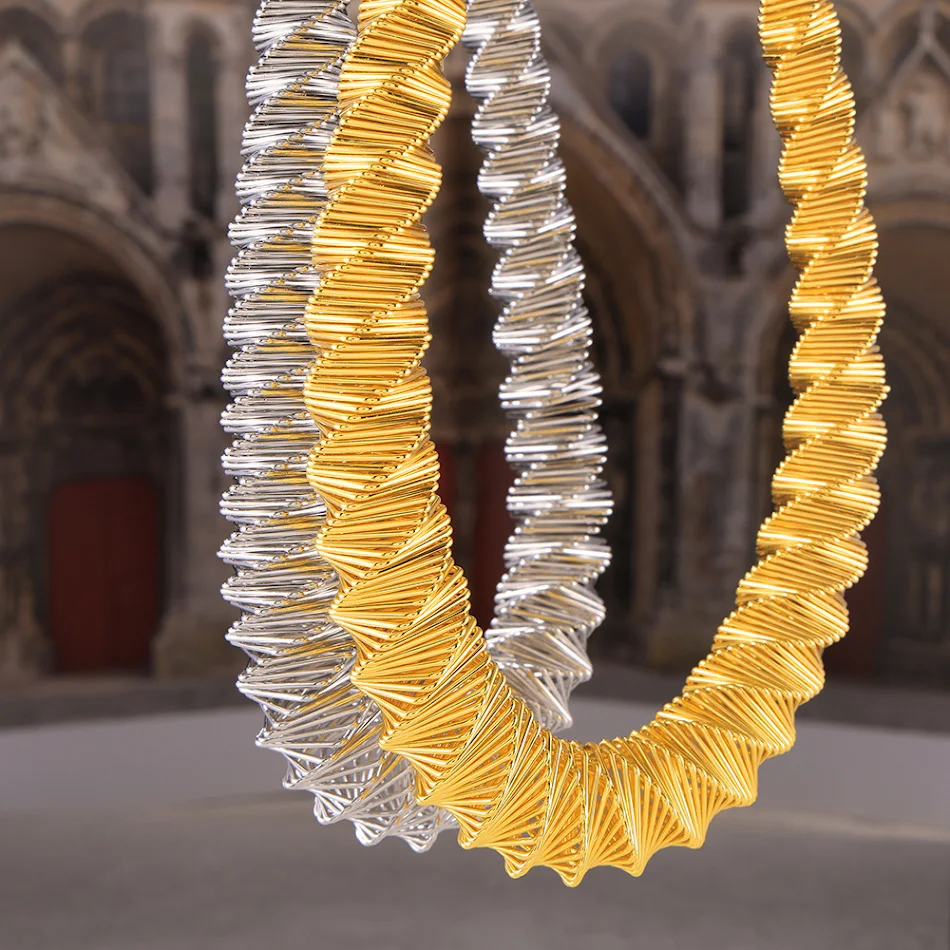 Collier de printemps géométrique au design simple, spécialement conçu pour les centres d'intérêt. Un bijou élégant pour sublimer votre style.