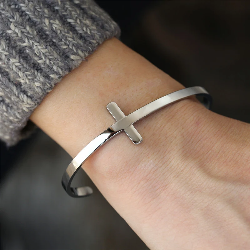 Bracelet croix en forme de C en acier inoxydable et titane, réglable, style Ins européen et américain, simple et tendance.