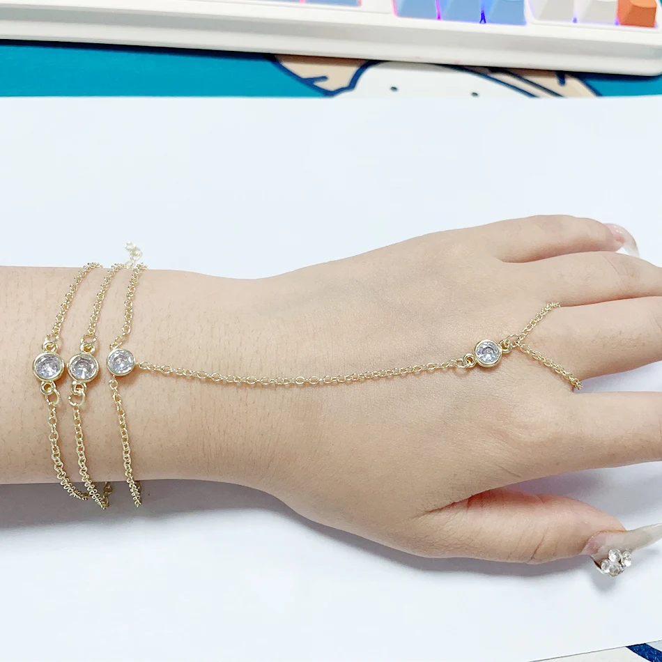 Chaîne de doigt ronde en zircon avec trois couches. Un bijou élégant et raffiné. Sublimez votre main avec ce design unique. Parfait pour toutes les occasions.