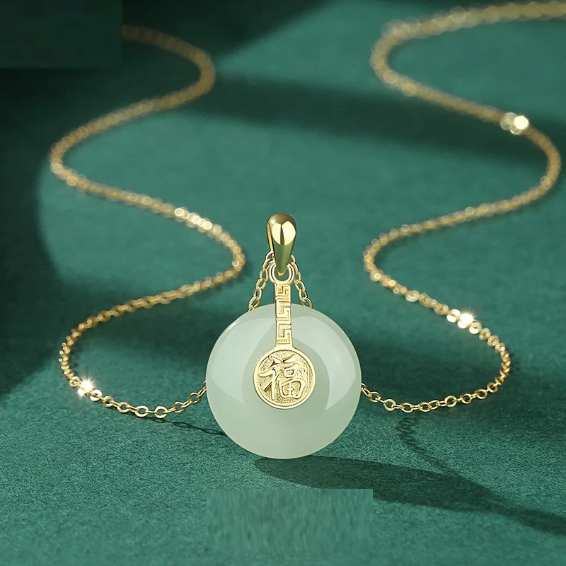 Collier NAFU en argent sterling avec boucle de la paix et jade Hetian pour femmes. Élégance intemporelle et symbole de paix.