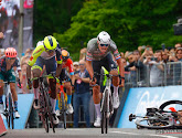 🎥 Van der Poel wint epische sprint en pakt roos, Ewan zwaar ten val