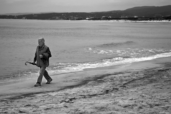 Camminata sulla battigia di faza