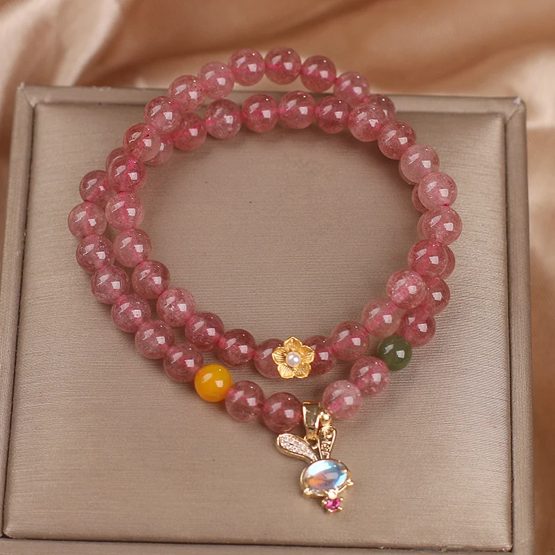 Natürliches Erdbeerquarz-Doppelring-Armband, Hasenanhänger für Damen, exklusives Design. Stilvoller Schmuck.