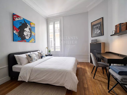 Bedroom with bed, desk and pop art painting - Buy this luxury apartment / penthouse in Paris 16ème, 6 rooms, 4 bedrooms