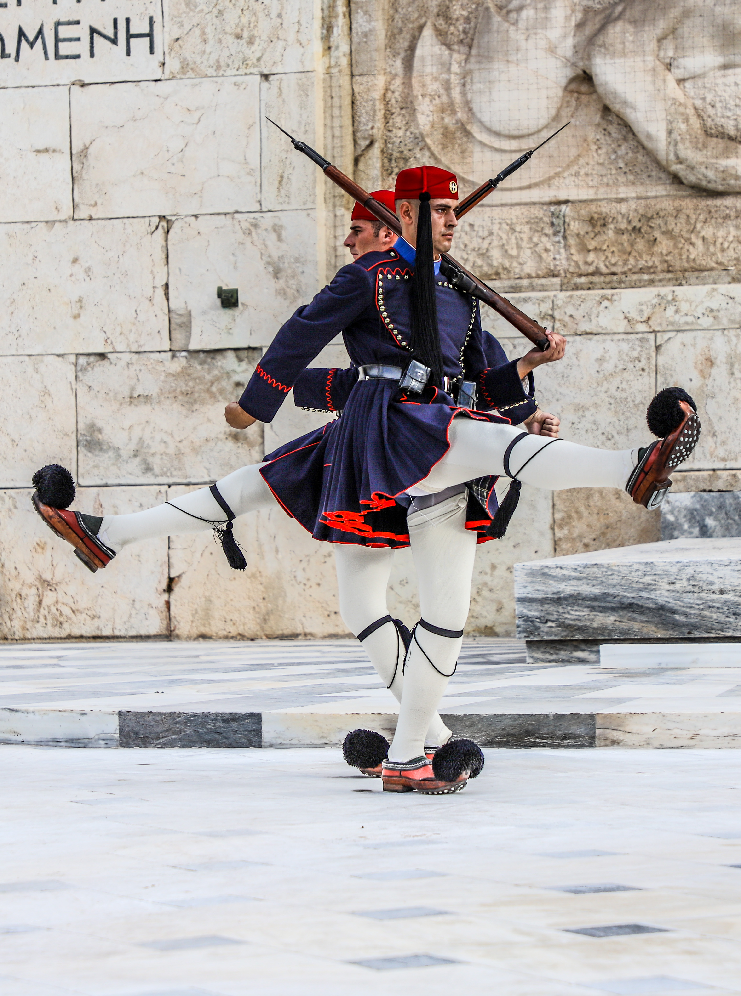 Il lento cambio della guardia ad Atene  di Renata Roattino@jhonninaphoto