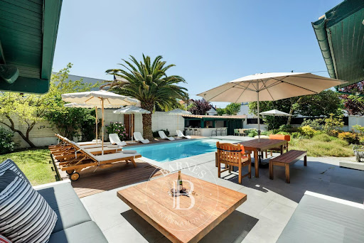 Outdoor swimming pool with garden furniture in this luxury house for seasonal rental in Biarritz (365 m²)