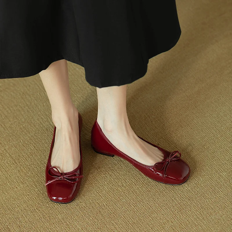 Franse vintage platte schoenen met strik van lakleer. Tijdloze elegantie en comfort voor een verfijnde en vrouwelijke uitstraling. Perfect voor elke gelegenheid.